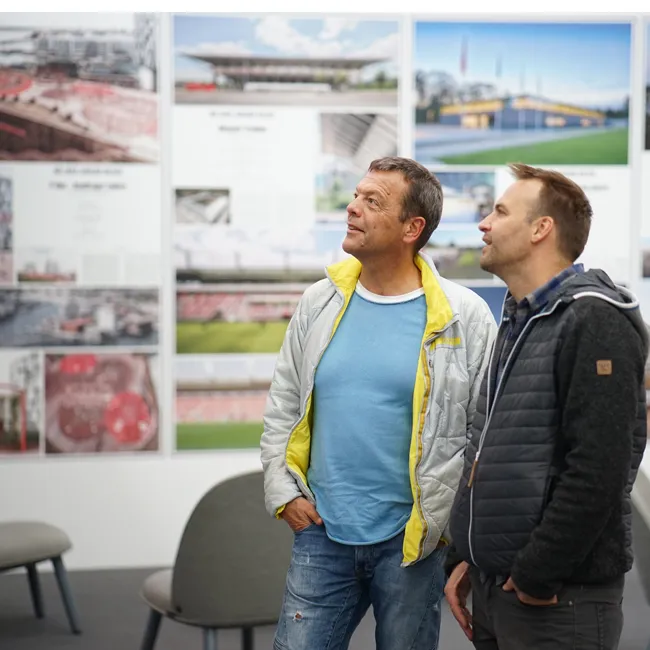 2021 IAKS19 (238) edit_spectators admiring winning projects of architecture prizes